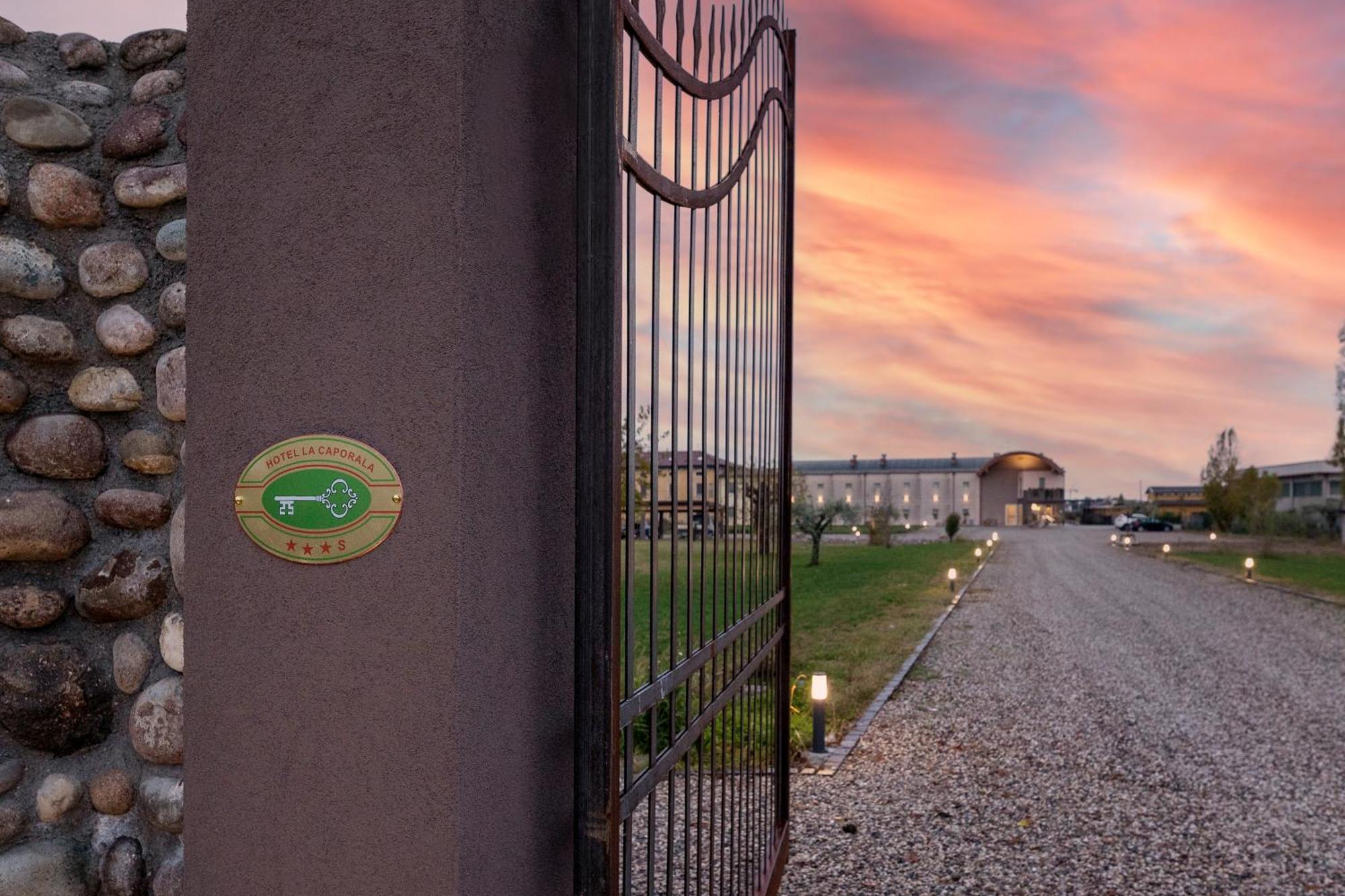 Hotel La Caporala Castel d'Azzano Esterno foto