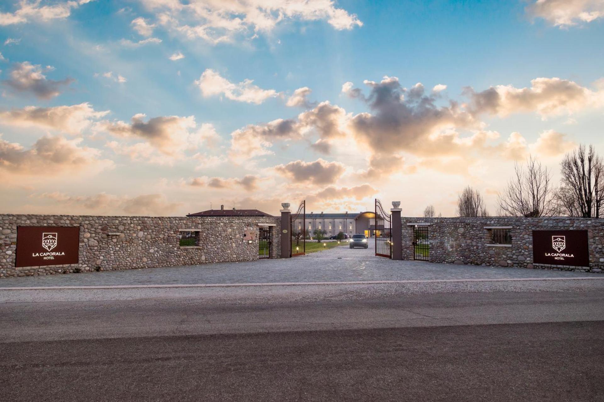 Hotel La Caporala Castel d'Azzano Esterno foto