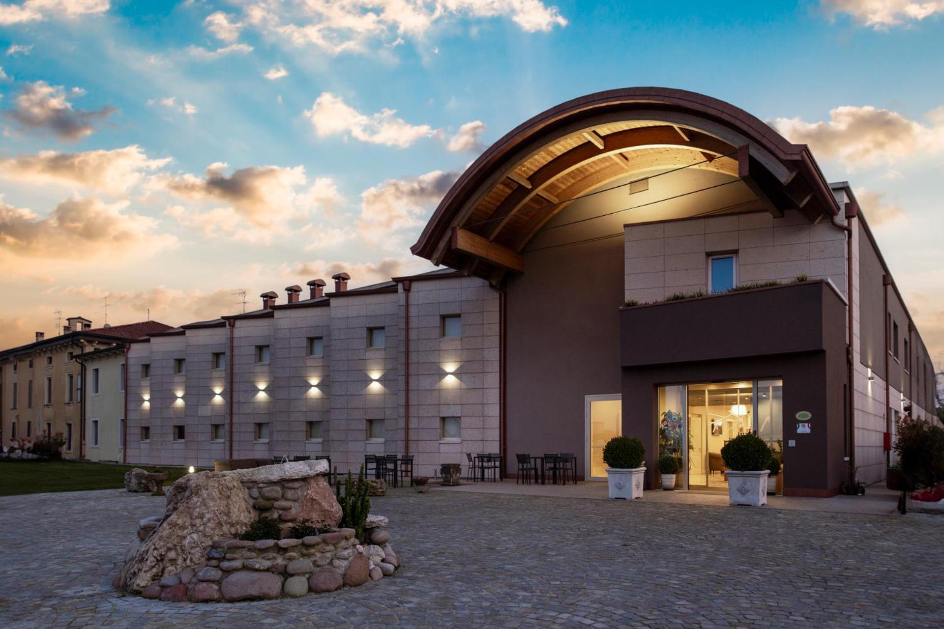 Hotel La Caporala Castel d'Azzano Esterno foto