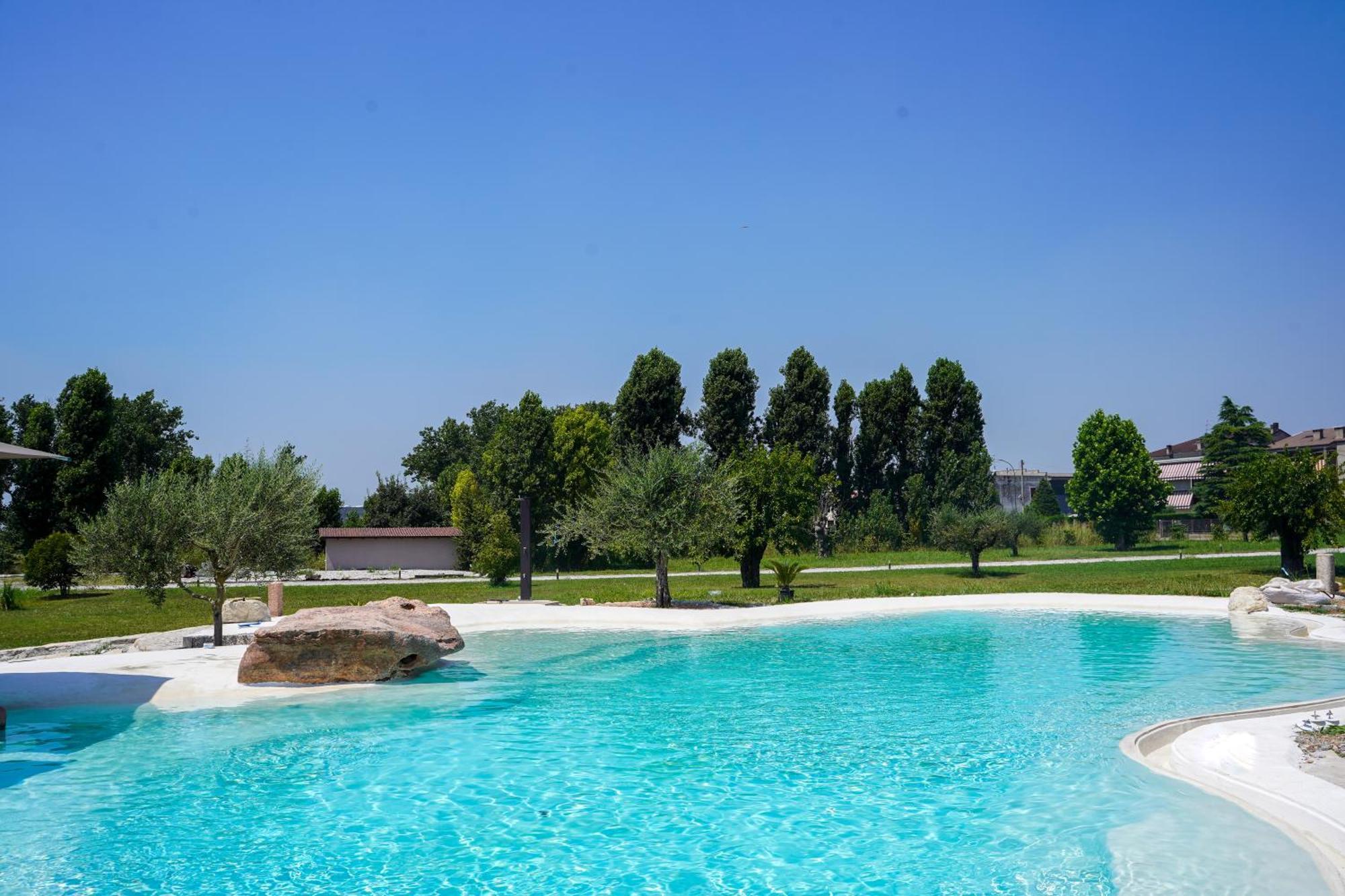 Hotel La Caporala Castel d'Azzano Esterno foto